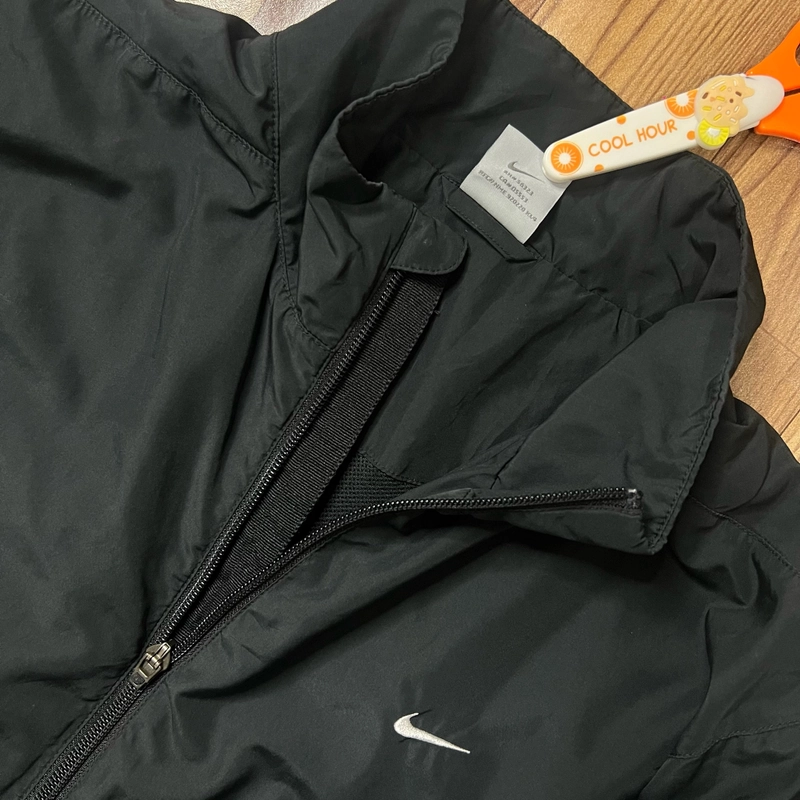 Áo khoác chuẩn hiệu nike Size XL Ngang 58-Dài 73  Giá:280.000₫ Sản phẩm đã được giặt ủ 223063