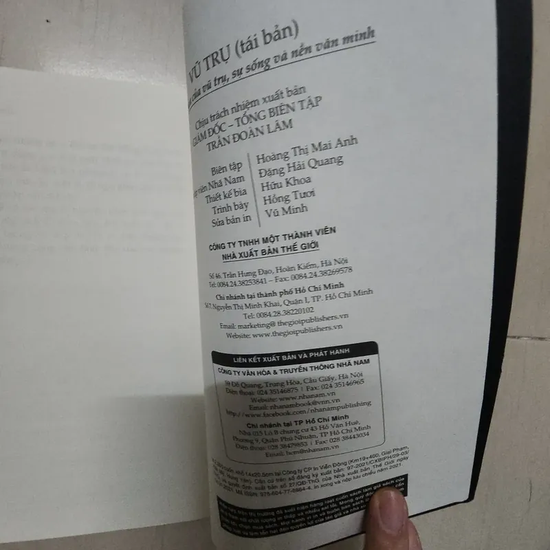 Sách Vũ trụ của Carl Sagan 717356