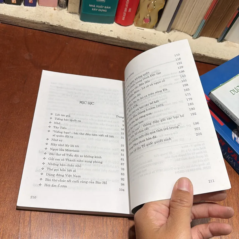 II Thơ Và Lời Bình: Cùng Lính Trẻ Đọc Thơ - Vương Trọng - 2014 786238