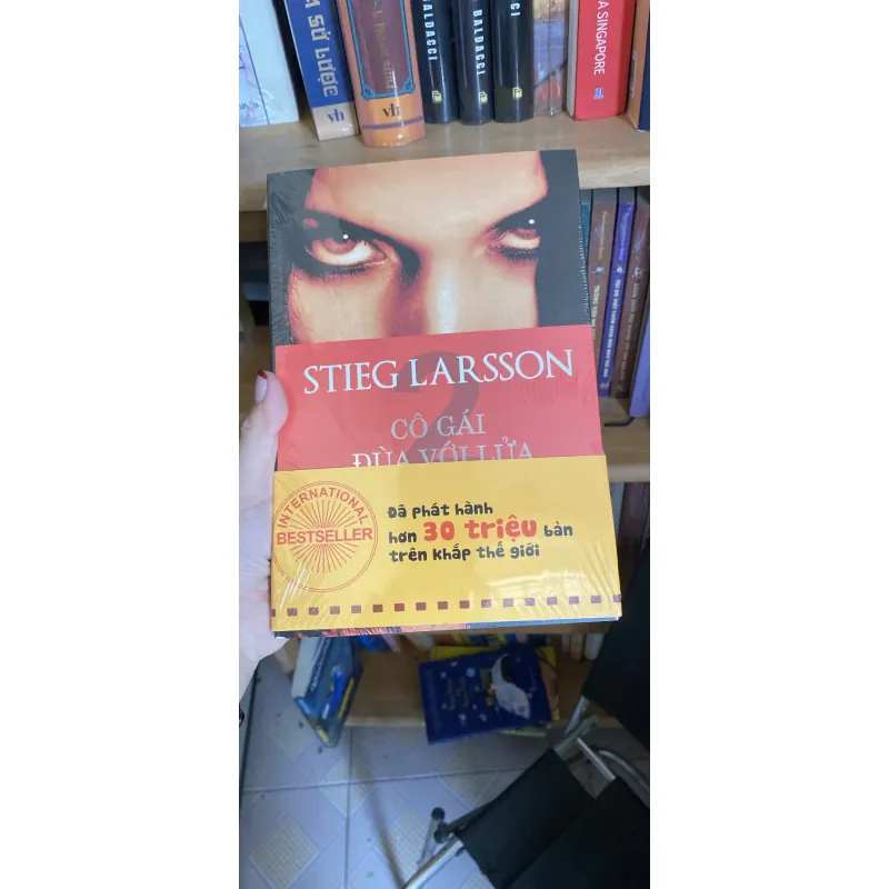 Cô gái đùa với lửa - Stieg Larsson, Mới 90% (KimT) 957471