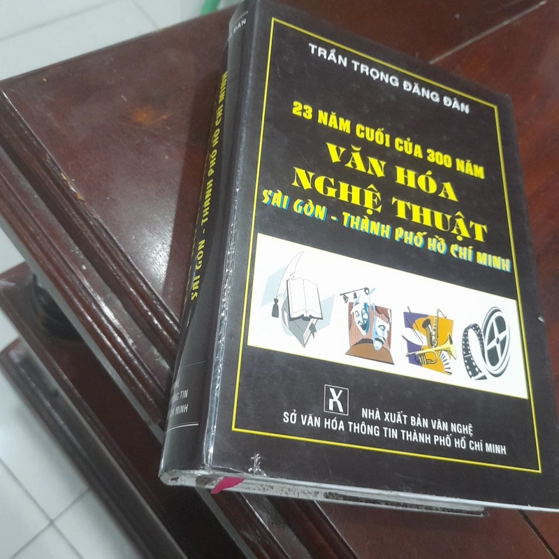 Trần Trọng Đăng Đàn - 23 NĂM CUỐI CỦA 300 NĂM VĂN HÓA - NGHỆ THUẬT SÀI GÒN 330650