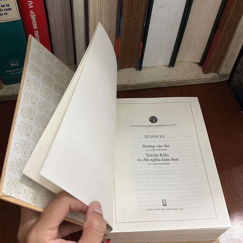 II Văn Học: Đường Vào Thơ _ Truyện Kiều Và Chủ Nghĩa Hiện Thực - Lê Đình Kỵ - 2015 709008