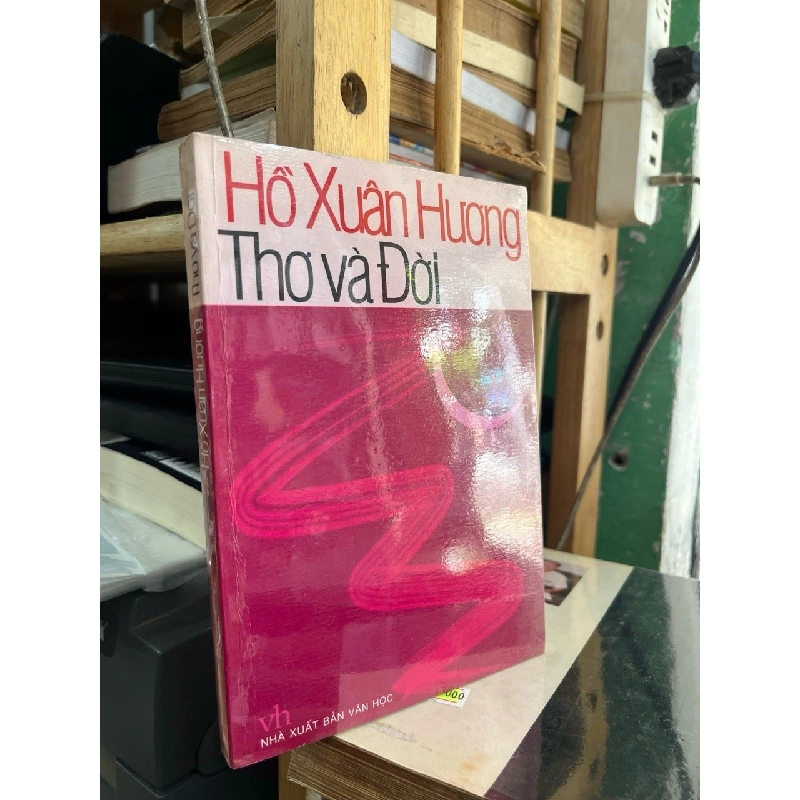Hồ Xuân Hương: thơ và đời 125416