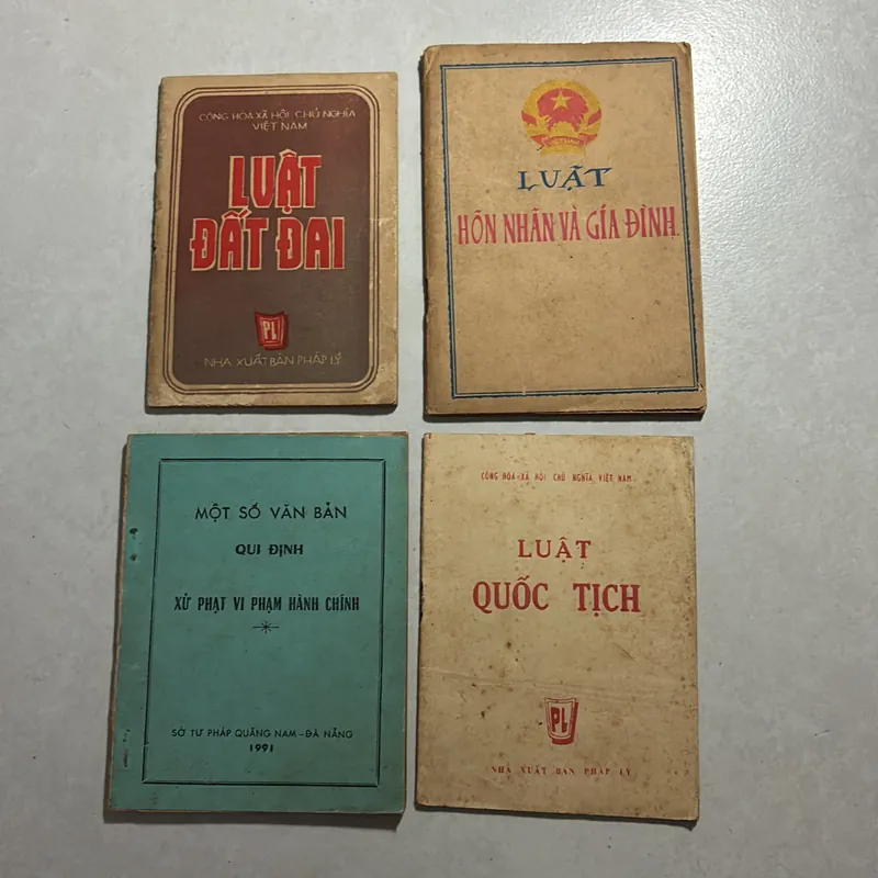 Một số sách luật bỏ túi xưa 728543