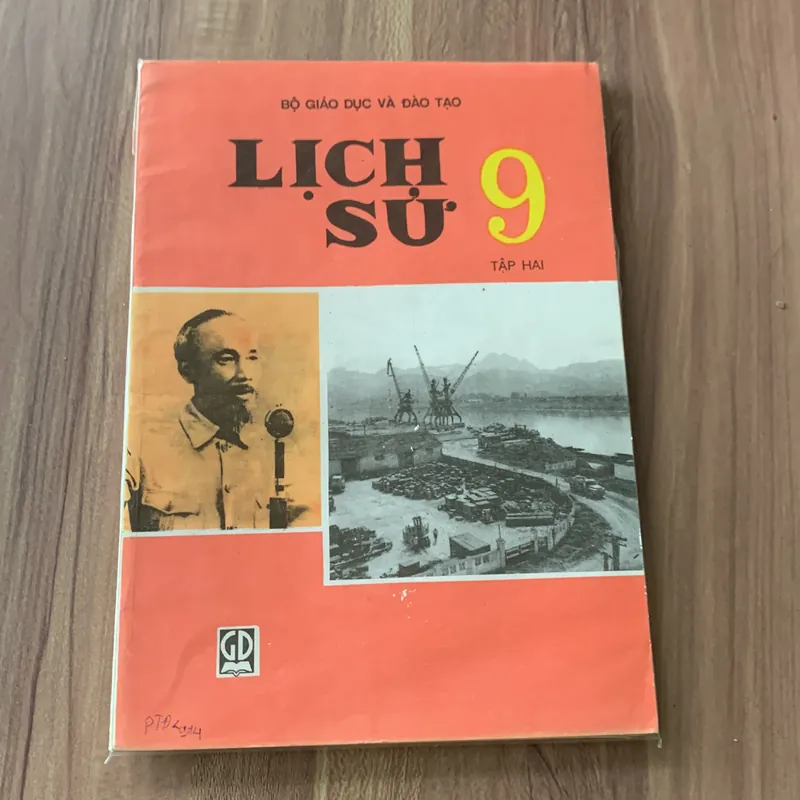 Sách lịch sử 9 tập hai, in năm 2000 674615