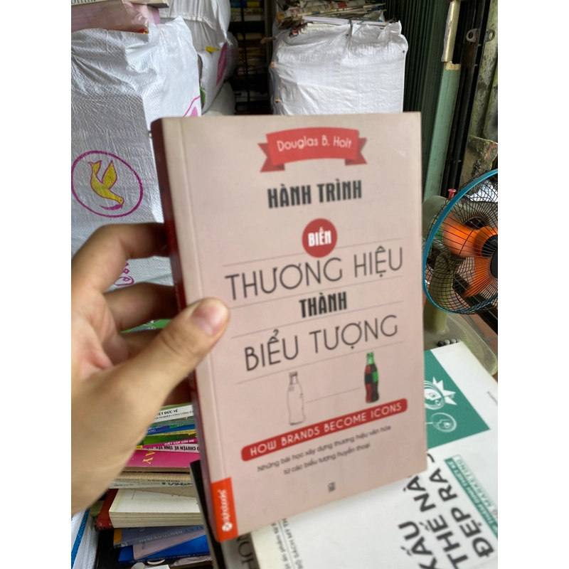 Sách hành trình biến thương hiệu thành biểu tượng 309768