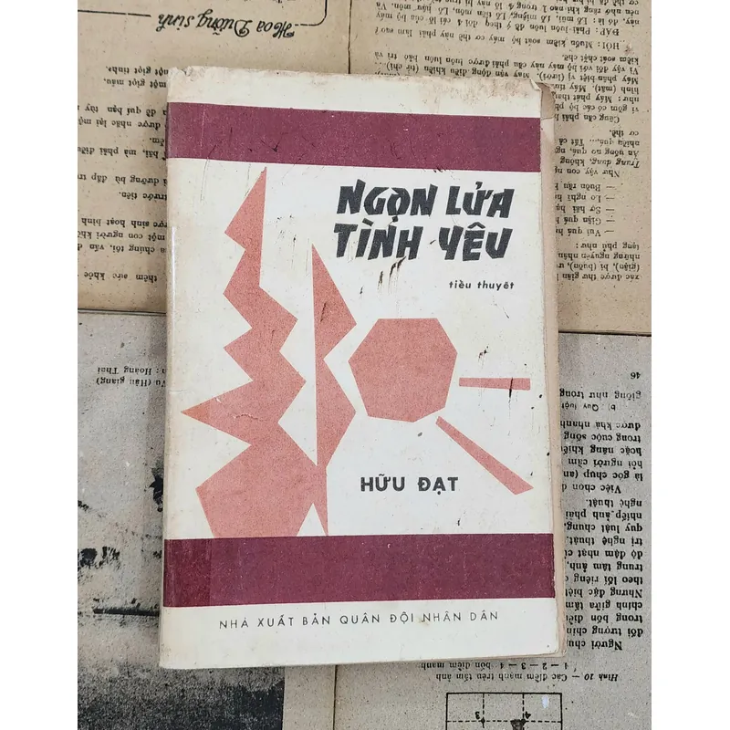 Tiểu thuyết Ngọn lửa tình yêu của tác giả Hữu Đạt.  703896