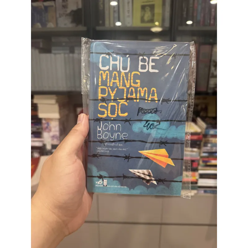 Cậu bé mặc pijama sọc 932200