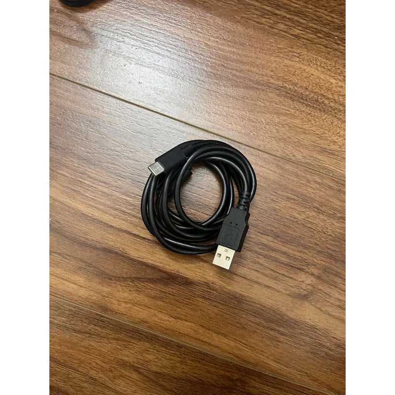 Phụ kiện sạc và bàn phím cơ kiểu dáng hiện đại, màu sắc đen vàng 721061