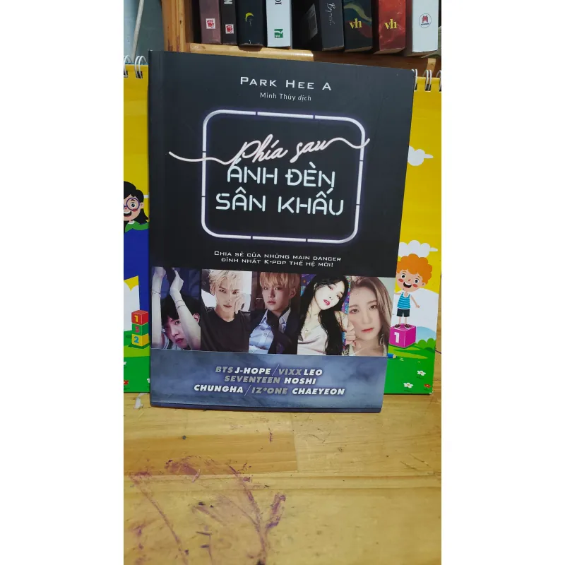 Phía Sau Ánh Đèn Sân Khấu  927658