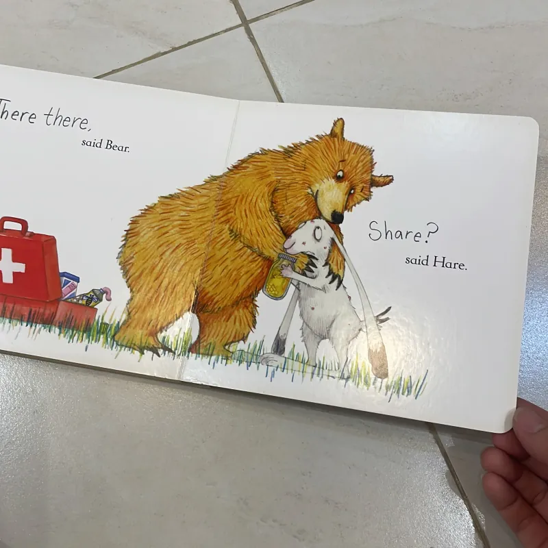 NGOẠI VĂN tiếng anh trẻ em : Bear and Hare - MINE! - Emily Cravett -MACMILLAN  1027789