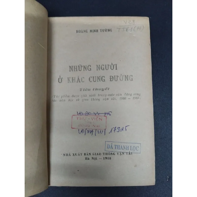 Những người ở khác cung đường mới 70% ố vàng có mộc và viết trang đầu 1988 HCM2207 Hoàng Minh Tường VĂN HỌC 692577