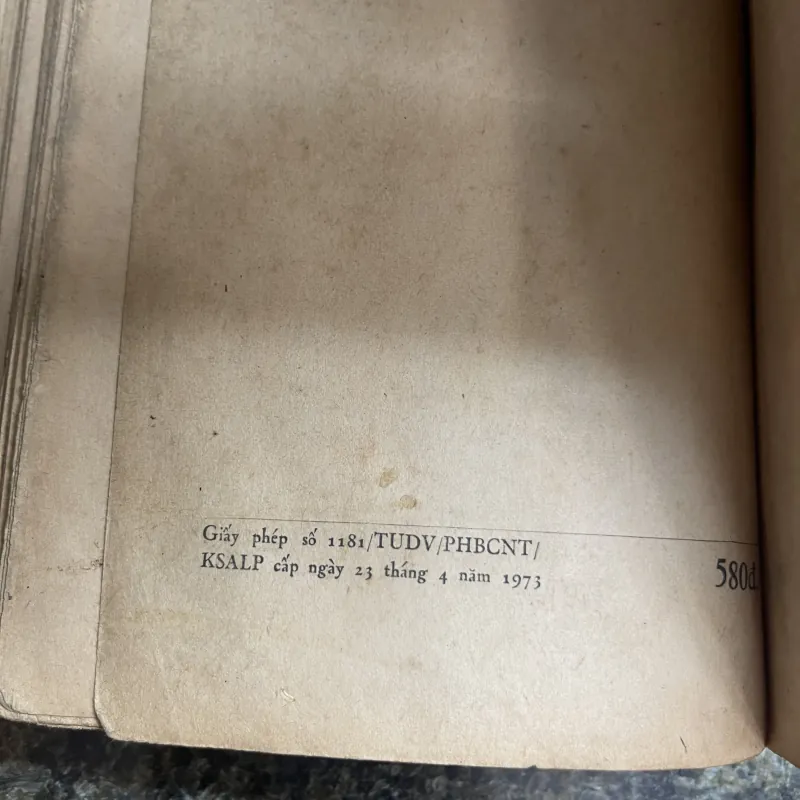 Đài tưởng niệm đen của bầy diều hâu gãy cánh Erich Maria Remarque XB 1973 787247