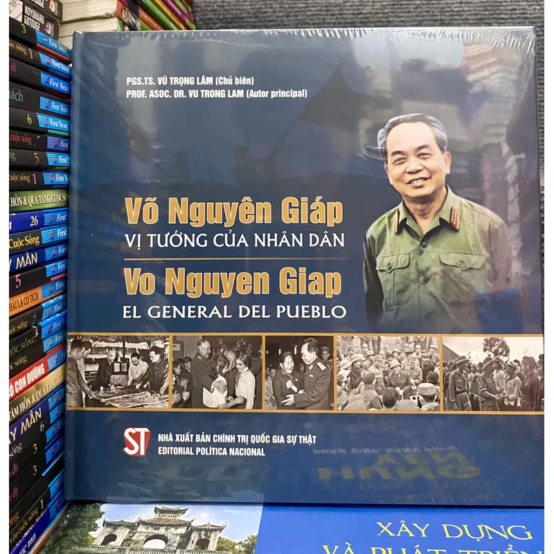Võ Nguyên Giáp - Vị tướng cửa nhân dân (song ngữ bìa cứng) 679647