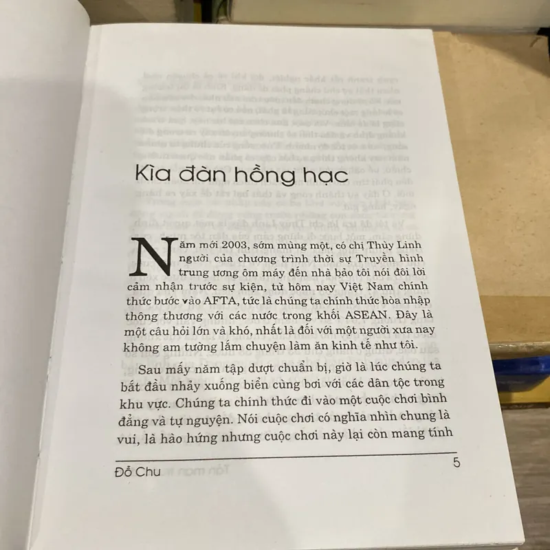 TẢN MẠN TRƯỚC ĐÈN, Tùy bút, bản bìa cứng có chữ ký tác giả Đỗ Chu (XB 2004) 674902