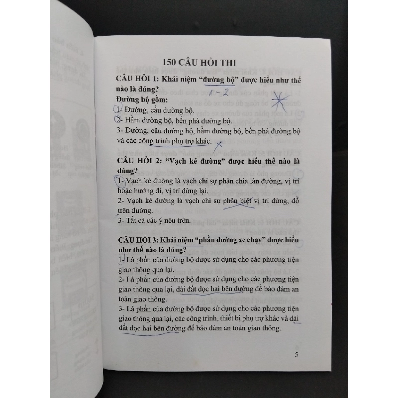 150 câu hỏi ôn tập dùng cho học viên học sát hạch cấp giấy phép lái xe mô tô mới 80% bẩn có viết vào sách 2013 HCM1001 GIÁO TRÌNH, CHUYÊN MÔN 918419