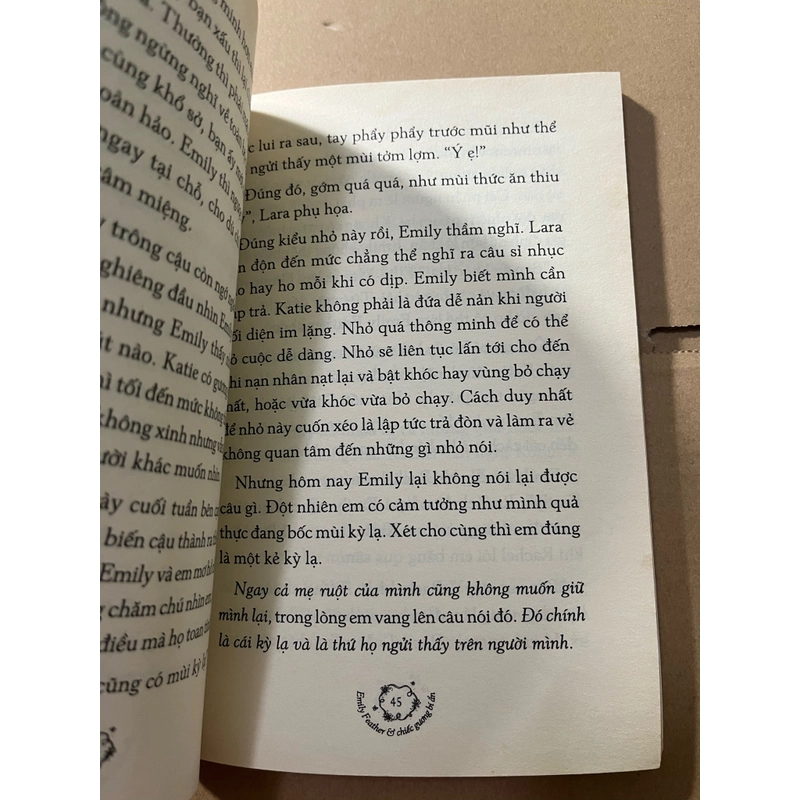 Emily Feather và chiếc gương bí ẩn 524459