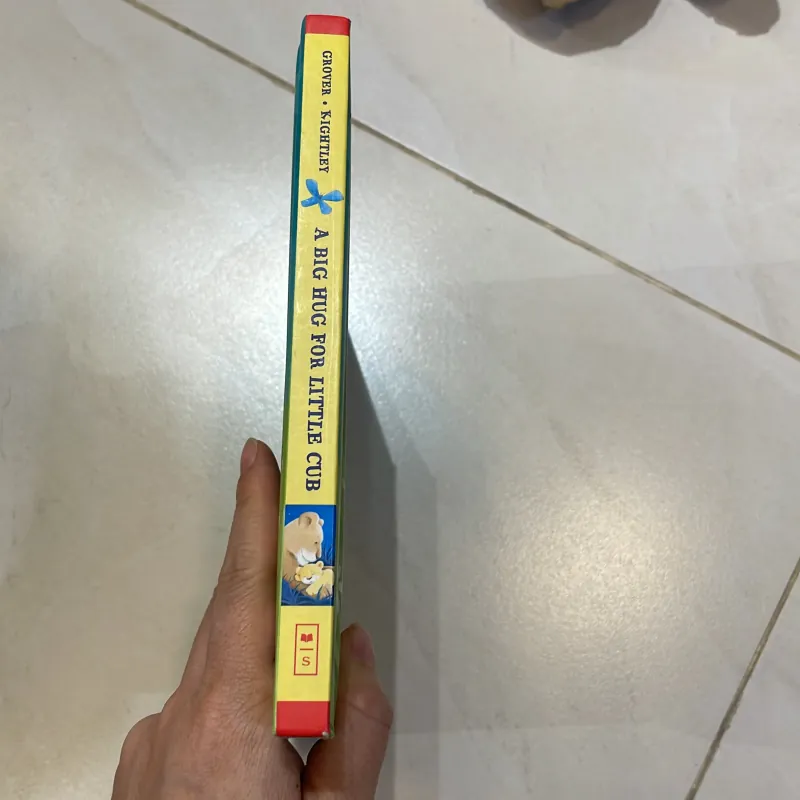 NGOẠI VĂN tiếng anh trẻ em: A Big Hug For Little Cub -Scholastic  1027615