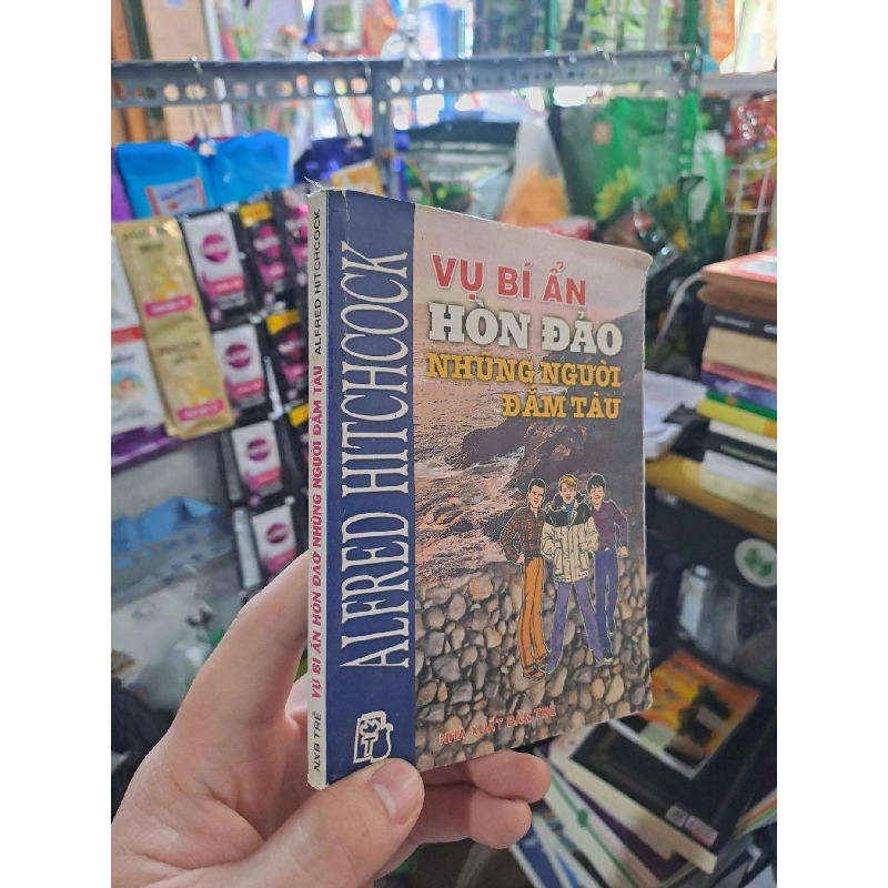 Vụ Bí Ẩn Hòn Đảo Những Người Đắm Tàu - Alfred Hitchcock 2000 mới 80% VĂN HỌC HCM3012 924141