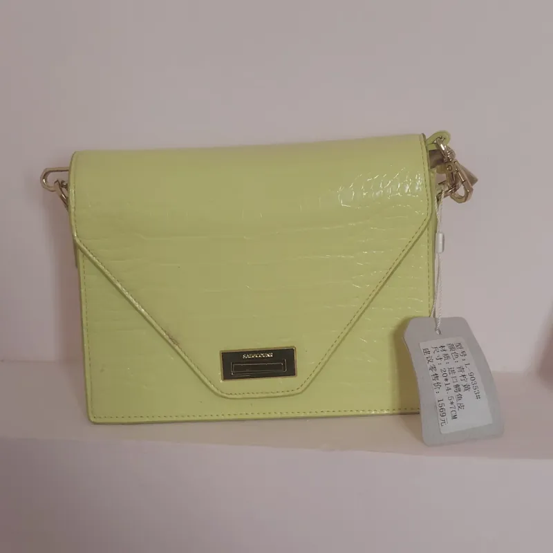 Thanh lý túi xách nữ màu vàng gà non rất dễ thương. 936415