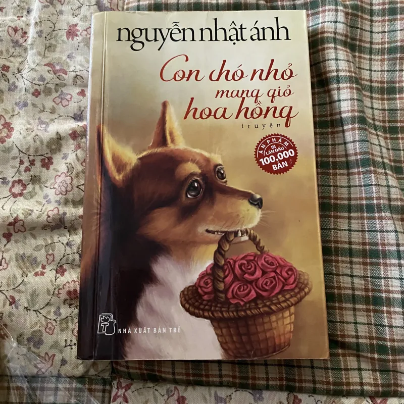 Chú chó nhỏ mang giỏ hoa hồng  787479