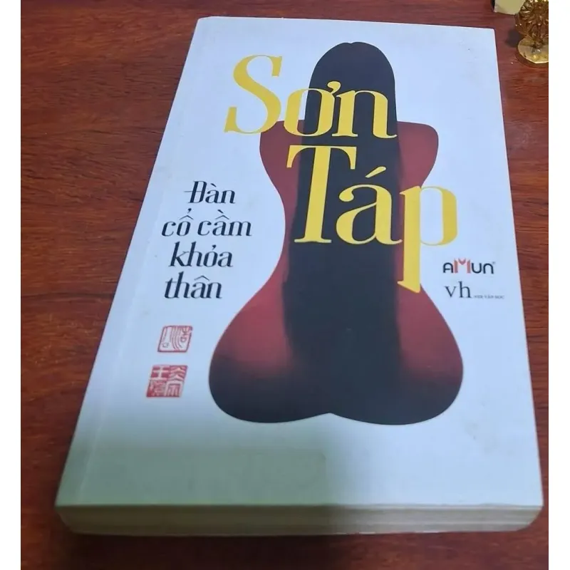 Sơn Tráp ( đàn cổ cầm khoả thân) 1001732