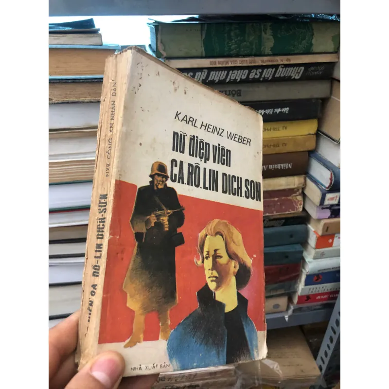 NỮ ĐIỆP VIÊN CA-RÔ-LIN ĐÍCH-SƠN - Karl Heinz Weber 597958
