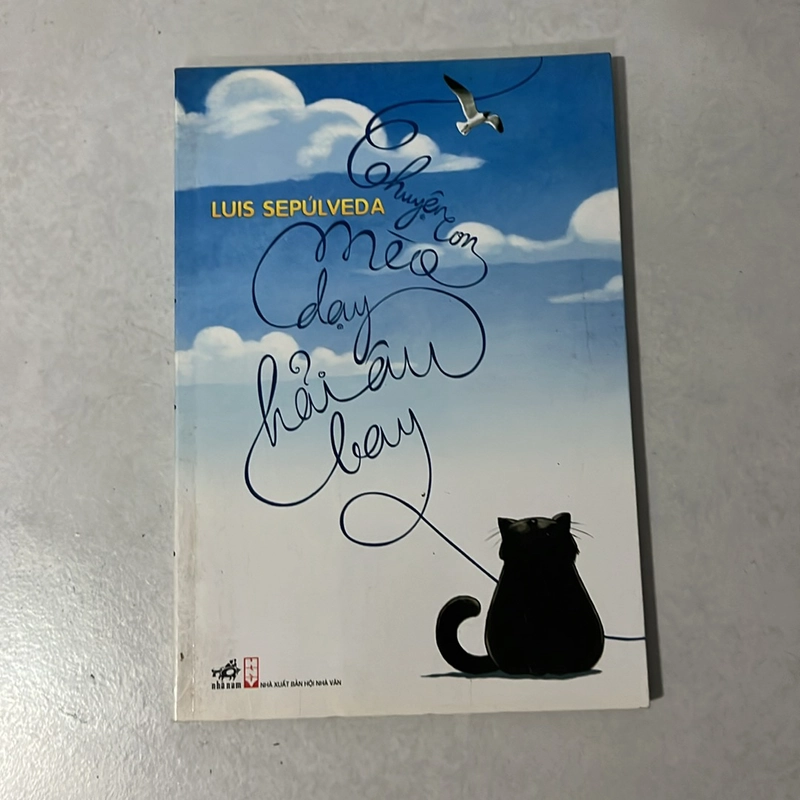 Chuyện con mèo dạy hải âu bay - Luis Sepulveda 524686