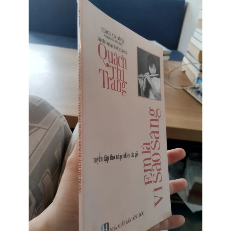 cuốn sách tập thơ nhạc tưởng niệm nữ sinh Quách Thị Trang.
Tên sách: Em là vì sao sáng  997460