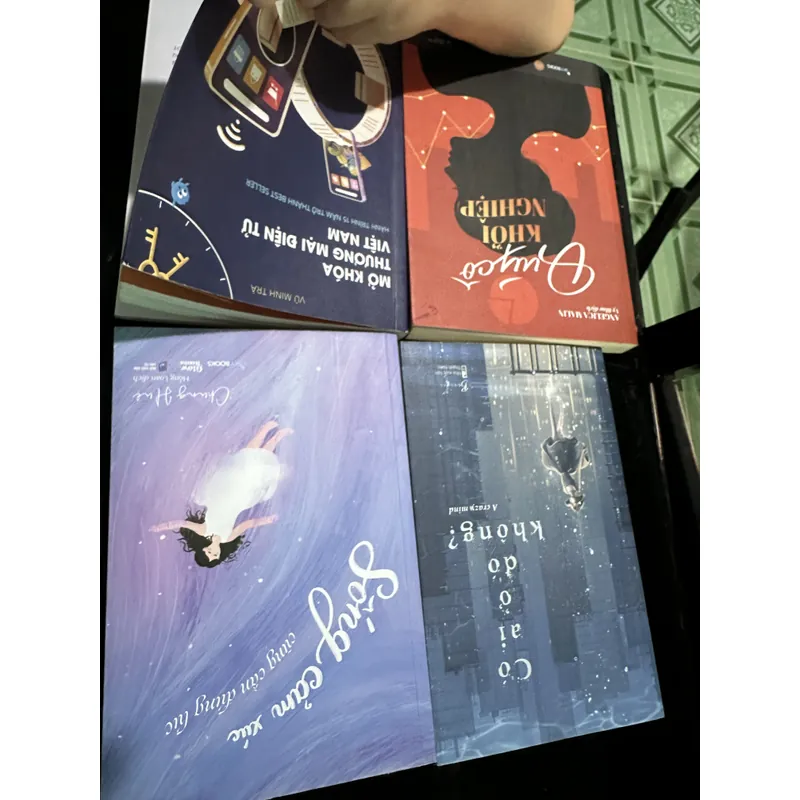 Sách lộn xộn có 7 cuốn 688199