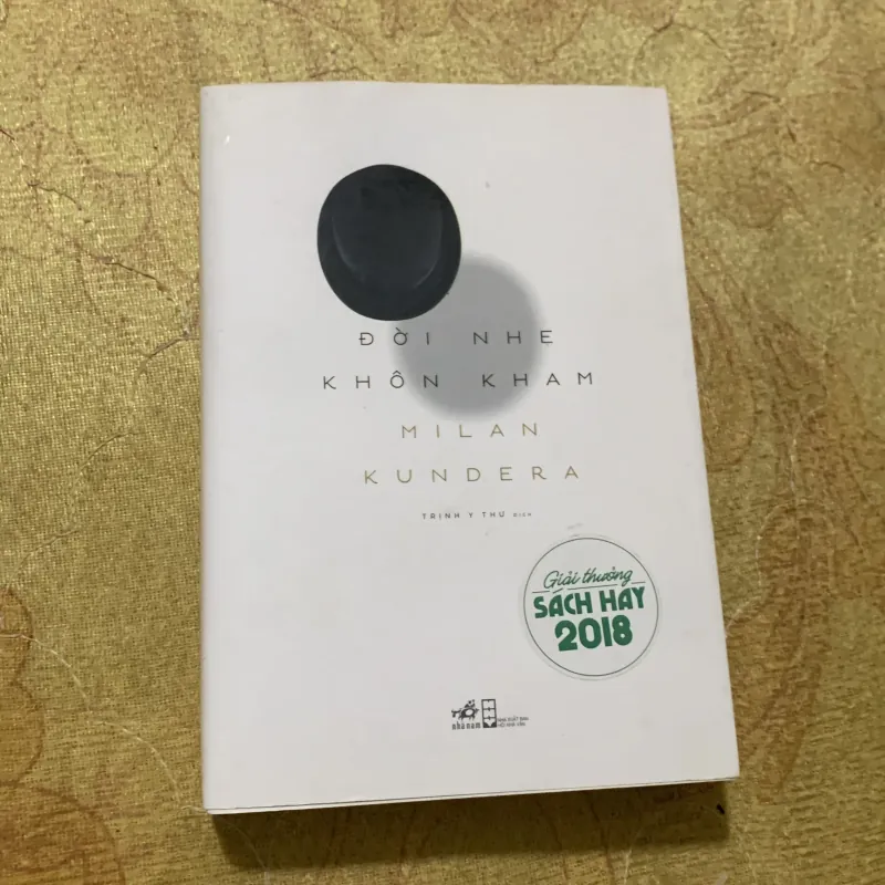  COMBO MILAN KUNDERA: ĐỜI NHẸ KHÔN KHAM & VÔ TRI 753069