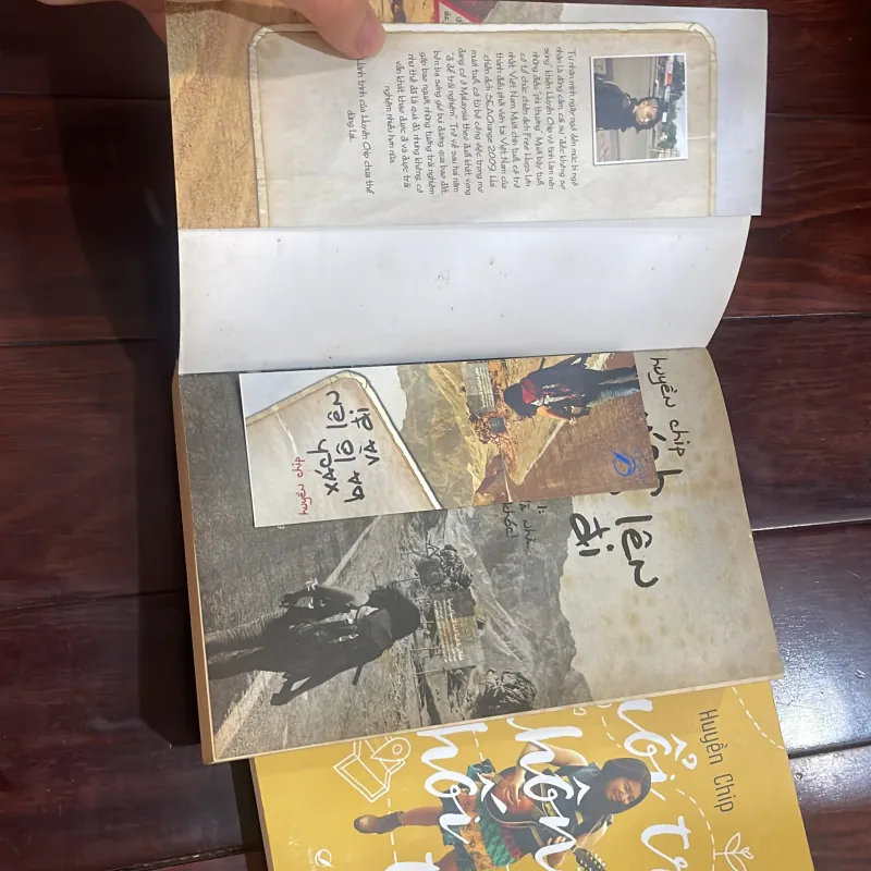 HUYỀN CHIP - combo 2 quyen : xách ba lô lên và đi . Tuổi trẻ không hối tiếc  1025885