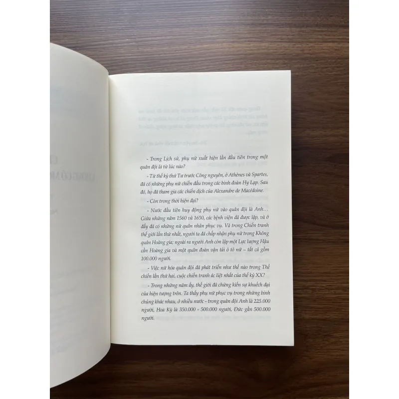 Chiến trang không có một khuôn mặt phụ nữ - Svetlana Alexievich 1005407