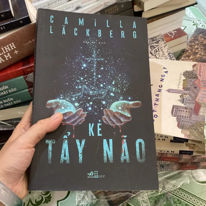 Kẻ Tẩy Não" của tác giả Camilla Läckberg 994294