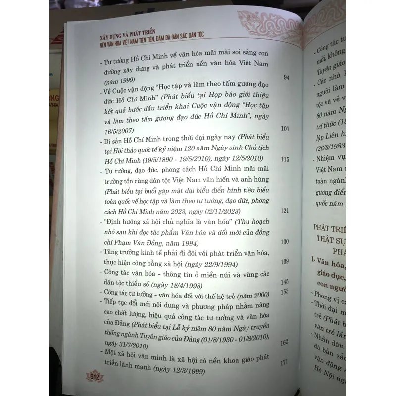 Xây dựng và phát triển nền văn hóa Việt Nam tiên tiến, đậm đà bản sắc dân tộc 704316