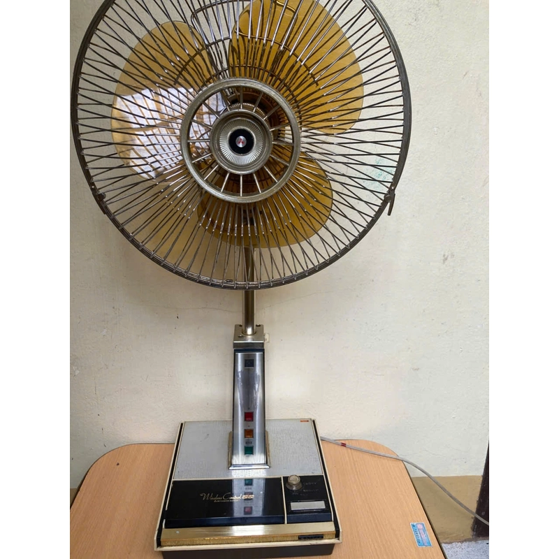 Quạt đứng Mitsubishi nắp lật phím cảm ứng có đèn cánh 30 màu vàng cát .100v 470648