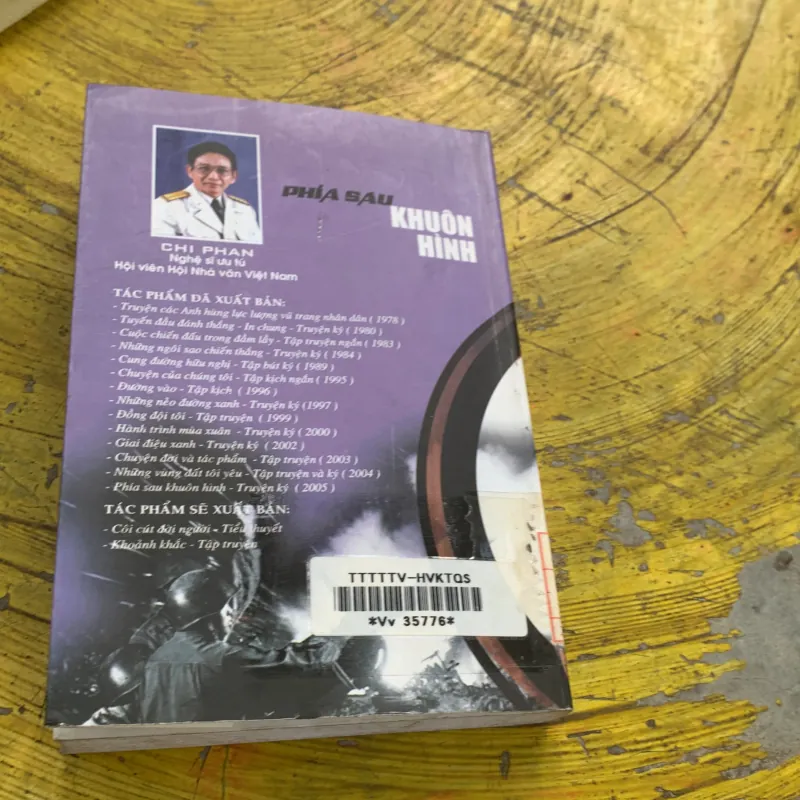 PHÍA SAU MỘT KHUÔN HÌNH - CHI PHAN  748656