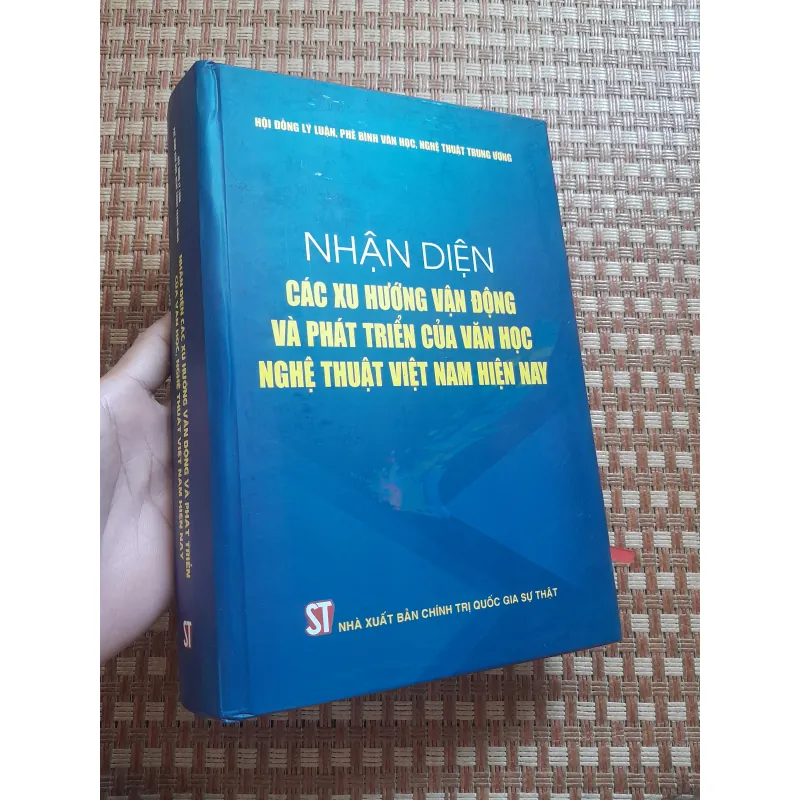 NHẬN DIỆN CÁC XU HƯỚNG VẬN ĐỘNG VÀ PHÁT TRIỂN CỦA VĂN HỌC NGHỆ THUẬT... 778210