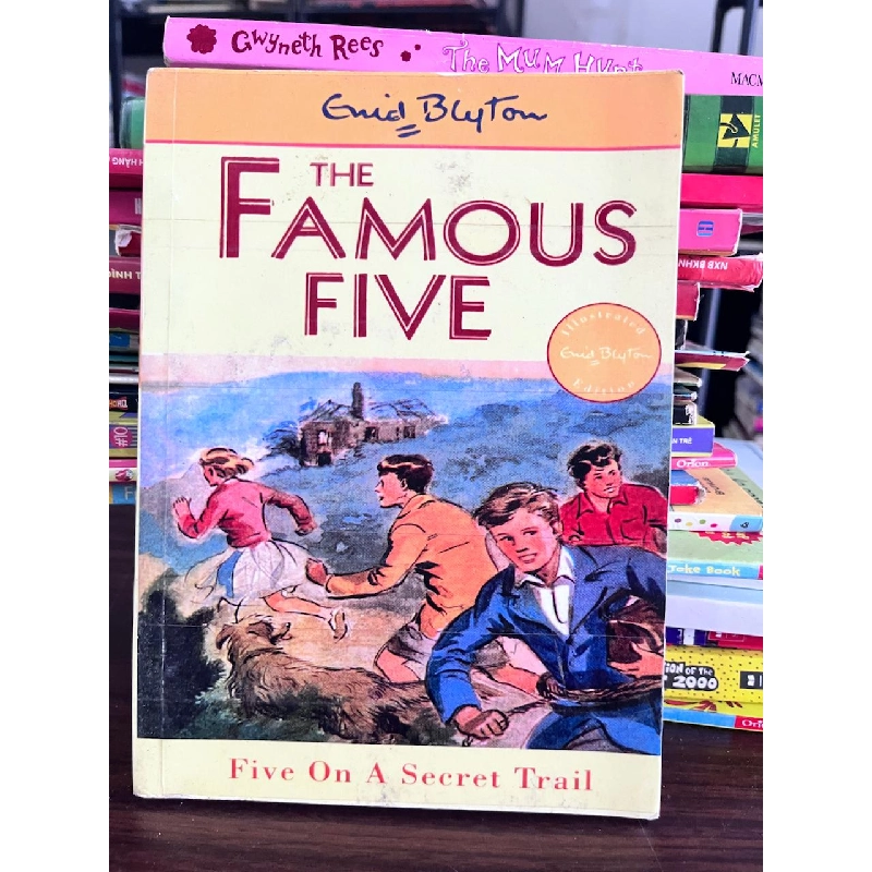 The Famous Five: Five On A Secret Trail - Enid Blyton - Enid Blyton 957528