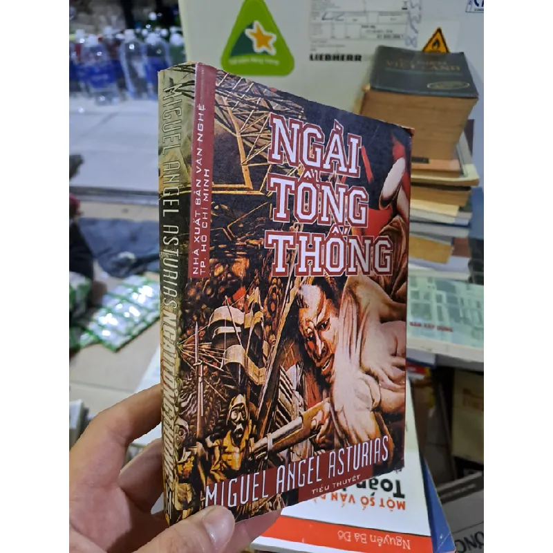 [Sách Cũ SCGR] Ngài tổng thống 2001 mới 80% ố HCM0308 Văn học nước ngoài 679803