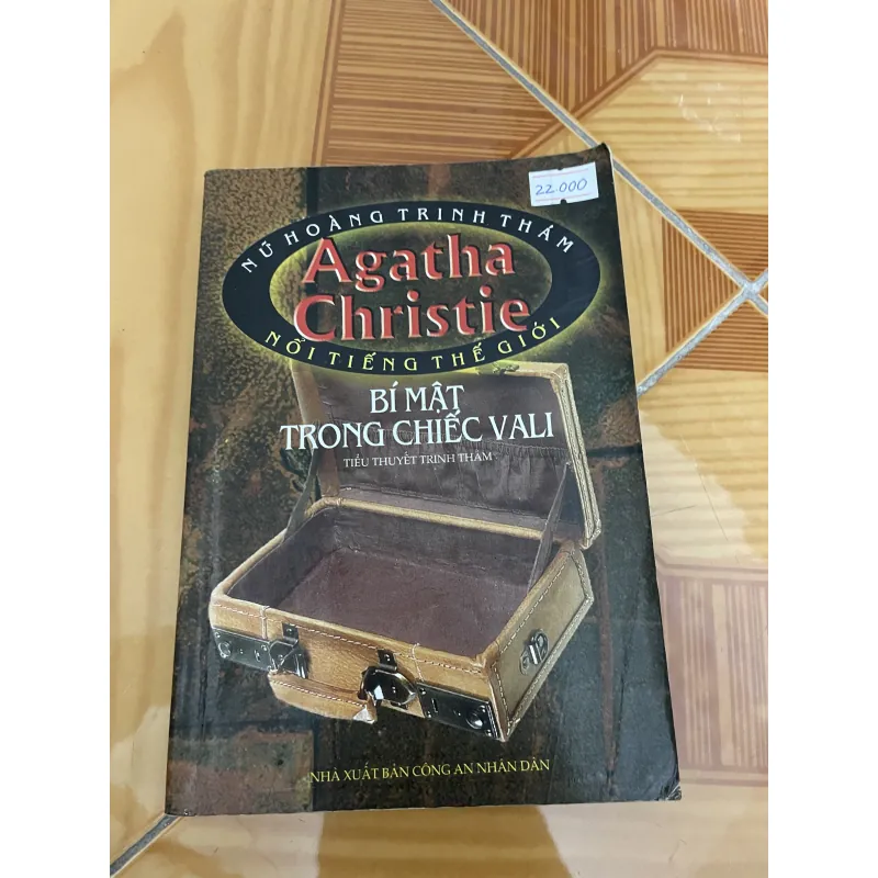 Bí mật trong chiếc vali - Agatha Christie  1044235