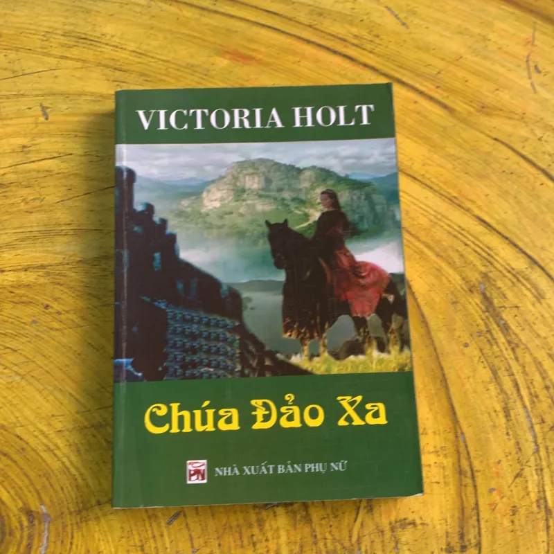 CHÚA ĐẢO XA- Victoria Holt 747655