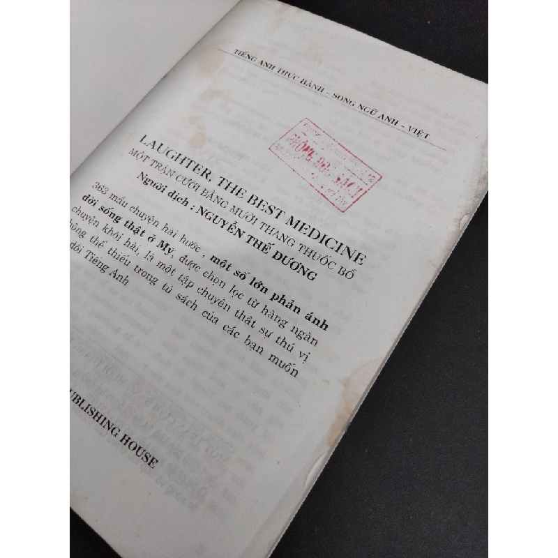 Laughter, the best medicine một trận cười bằng mười thang thuốc bổ (sách song ngữ Anh- Việt) mới 80% bẩn bìa, có mộc đỏ 2004 HCM1712 VĂN HỌC 355148