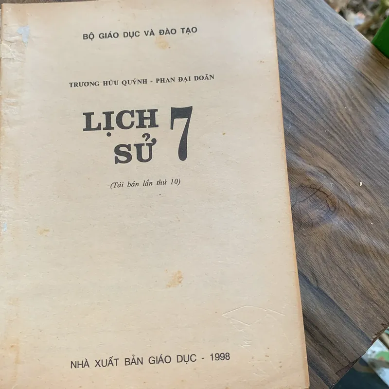 Sách giáo khoa Lịch sử 7, in năm 1998 706709