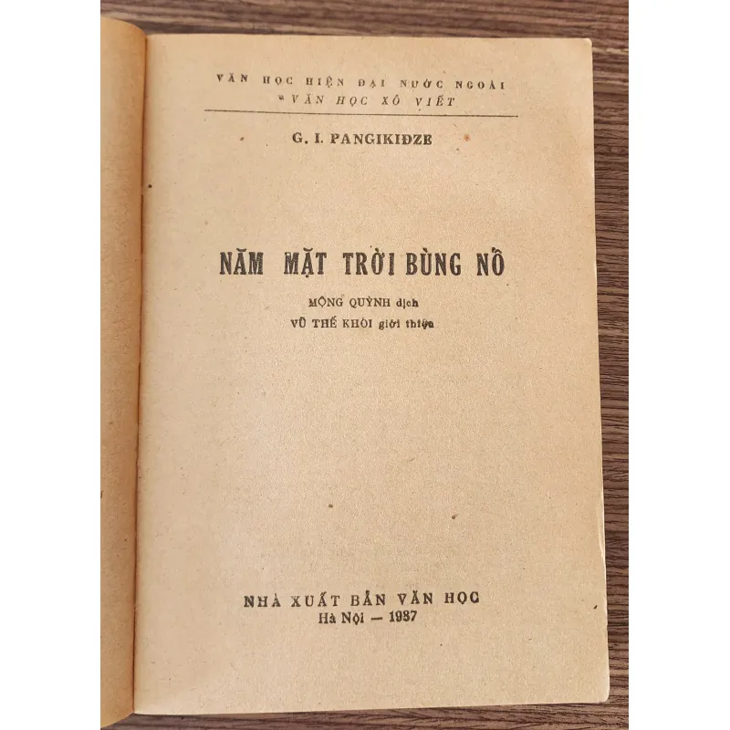 Văn học Xô Viết: NĂM MẶT TRỜI BÙNG NỔ (475 trang) 775902