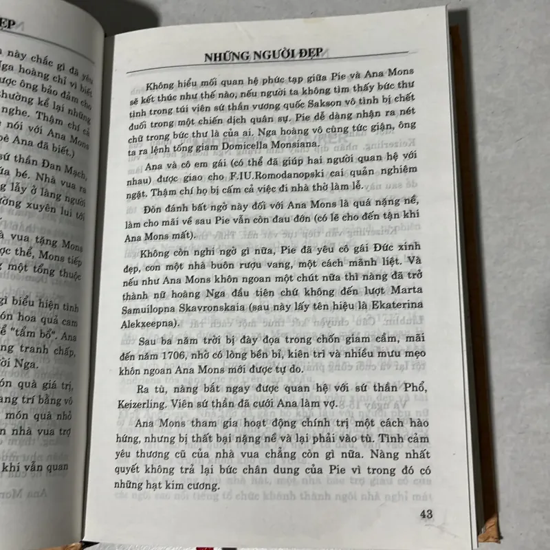 Những người đẹp nổi tiếng thế giới ( bìa cứng) 568665