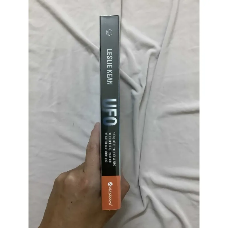 UFO (Leslie Kean) 697321