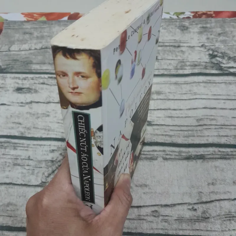 Chiếc cút áo của Napoleon và 17 phân tử thay đổi thế giới. Tiến sỹ Penny Le Cout. và Jay  681987