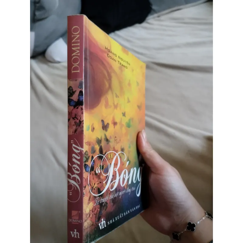 cuốn sách "Bóng - Tự truyện của một người đồng tính". 
Tác giả: Hoàng Nguyên  761646