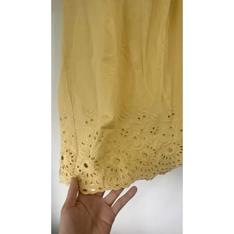 Áo sơ mi nữ cổ tròn tay ngắn màu vàng thêu họa tiết 1023299